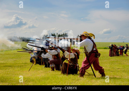 Landsknechte, Fußsoldaten, die Kanonen schießen, Reenactment, Landsknecht Hurra 2012, Mittelberg, oberen Allgäu, Swabia Stockfoto