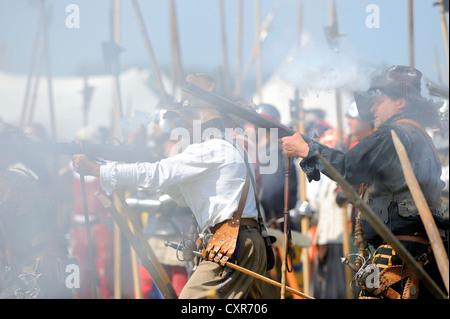 Landsknechte, Fußsoldaten, die Kanonen schießen, Reenactment, Landsknecht Hurra 2012, Mittelberg, oberen Allgäu, Swabia Stockfoto