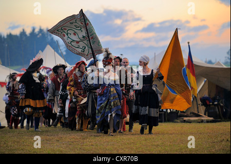 Zug der Landsknechte, Fuß-Soldaten marschieren bei Sonnenuntergang, historische Reenactment, Landsknecht Hurra 2012, Mittelberg Stockfoto