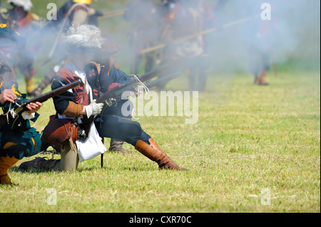 Landsknechte, Fußsoldaten, die Kanonen schießen, Reenactment, Landsknecht Hurra 2012, Mittelberg, oberen Allgäu, Swabia Stockfoto