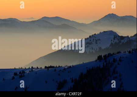 Berggipfel mit einem Meer von Nebel bei Sonnenuntergang, Pfronten, Allgäu, Bayern, Deutschland, Europa Stockfoto