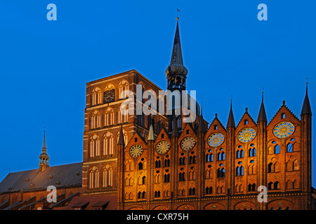 Rathaus Stralsund und St.-Nikolaus-Kirche, Nikolaikirche, am Abend Dämmerung, am alten Markt, Altstadt Stockfoto