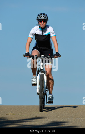 Weibliche Radsportler, Mountainbike, Fahrrad, Stuttgart, Baden-Württemberg, Deutschland, Europa, PublicGround Stockfoto
