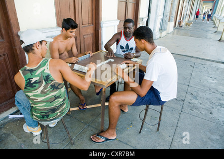 Männer spielen Domino in den Straßen, ein beliebtes Spiel in Kuba, Cienfuegos, Kuba, Mittelamerika Stockfoto