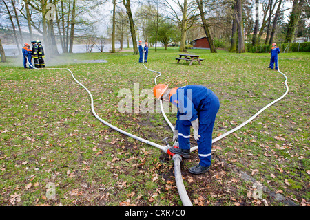 Freiwillige Feuerwehr von Gatow, Jugendfeuerwehr während einer Firedrill am Ufer des Flusses Havel, Aufbau einer Saugleitung Stockfoto