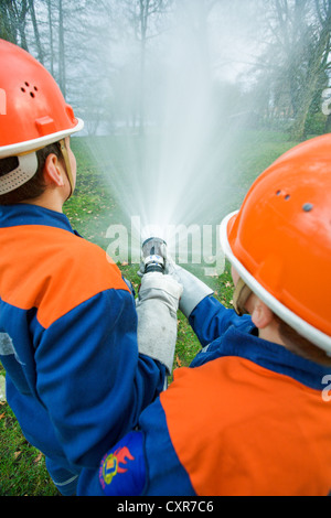 Freiwillige Feuerwehr von Gatow, Jugendfeuerwehr während einer Firedrill am Ufer des Flusses Havel, Aufbau einer Saugleitung Stockfoto