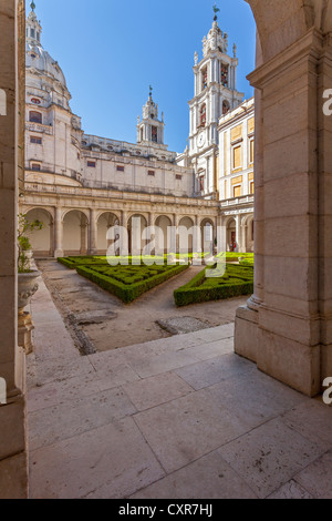 Nord-Kreuzgang der Nationalpalast von Mafra, Kloster und Basilika in Portugal. Franziskaner Orden. Barock-Architektur. Stockfoto