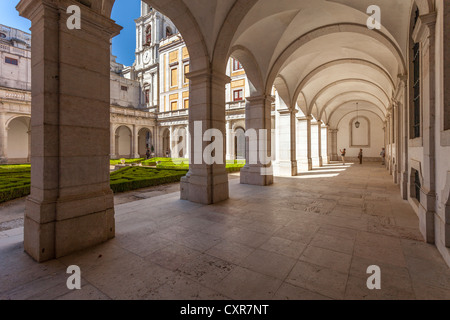 Nord-Kreuzgang der Nationalpalast von Mafra, Kloster und Basilika in Portugal. Franziskaner Orden. Barock-Architektur. Stockfoto