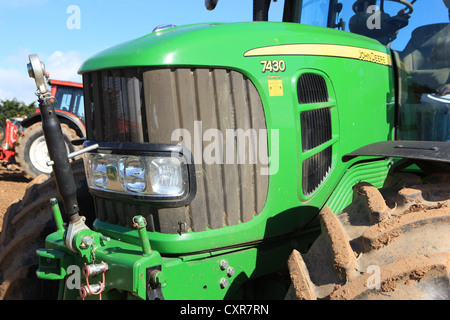 Ein John Deere 7430 Traktor bei einem Pflügen Spiel im Pelynt in der Nähe von Looe in Cornwall an einem Herbsttag Stockfoto