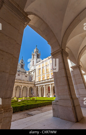 Nord-Kreuzgang der Nationalpalast von Mafra, Kloster und Basilika in Portugal. Franziskaner Orden. Barock-Architektur. Stockfoto