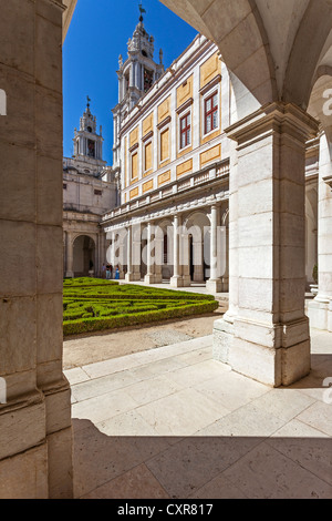 Nord-Kreuzgang der Nationalpalast von Mafra, Kloster und Basilika in Portugal. Franziskaner Orden. Barock-Architektur. Stockfoto