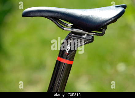 Detailansicht einer qualitativ hochwertigen Carbon Rennrad Sattel Stockfoto