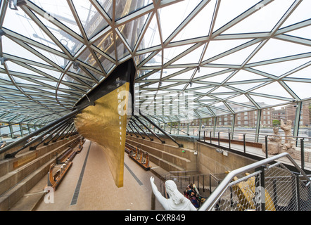 Der goldene Rumpf der Cutty Sark Skalen eine Tea Clipper Vorlagegefäßes aus dem 19. Jahrhundert, zeigt römische Nummerierung auf dem Bogen Stockfoto