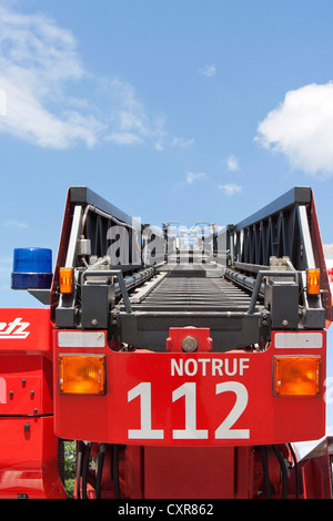 Antenne-Leiter auf ein Feuerwehrauto, Notruf 112, deutsche Notrufnummer Stockfoto