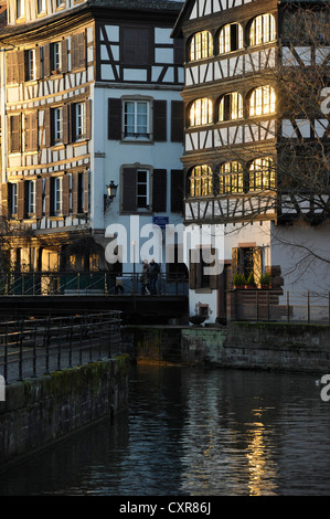 Fachwerkhäusern entlang dem Fluss Ill, La Petite France, Gerber-Viertel, Straßburg, Bas-Rhin, Elsass, Frankreich, Europa Stockfoto