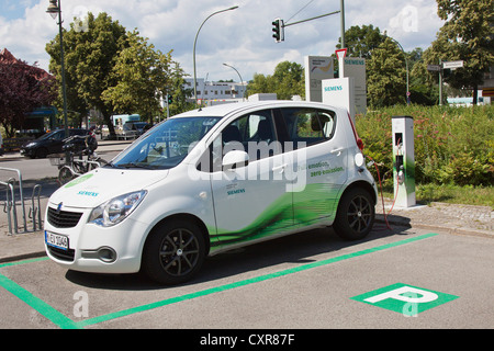 Elektro-Auto, Siemens, Tankstelle, aufladen, RWE, Parkplatz Stockfoto