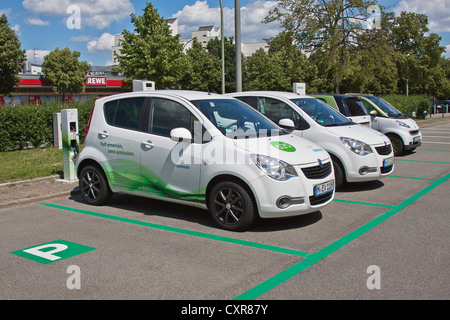 Elektroautos, Siemens, Tankstelle, aufladen, RWE, Parkplatz Stockfoto