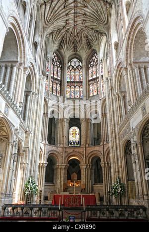 Ein Blick auf den Altar und Architektur der Norwich Kathedrale in Norfolk, England, die zwischen 1096 und 1145 erbaut wurde Stockfoto