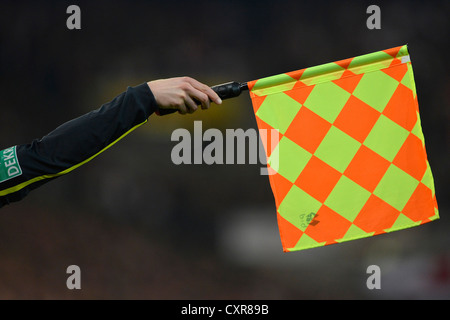 Linienrichter mit einer erhöhten Fahne an einer Abseitsstellung, Mercedes-Benz Arena, Stuttgart, Baden-Württemberg, Deutschland, Europa Stockfoto