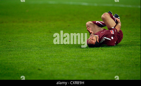 Cristian Molinaro, VfB Stuttgart, verletzte Spieler, windet sich auf dem Boden, SGL Arena, Augsburg, Bayern, Deutschland, Europa Stockfoto