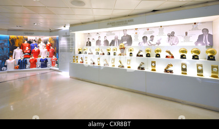 Schrank, Trophäen, Ausstellung, Museum, Estadio Santiago Bernabeu Stadion Fußball Veranstaltungsort von Real Madrid anzeigen Stockfoto