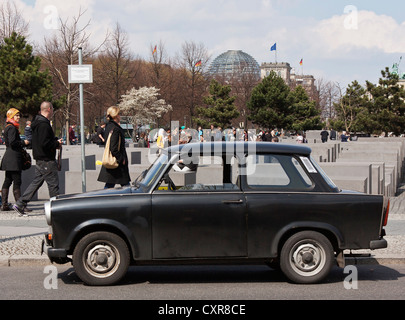 Alten schwarzes Trabant Auto parkte vor dem Holocaust-Mahnmal für die ermordeten Juden Europas, Berlin Stockfoto