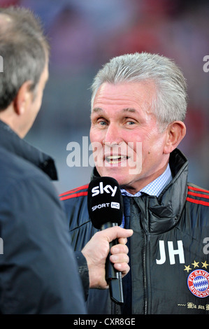 Jupp Heynckes, Trainer, FC Bayern München Fußballclub, gibt ein Interview, Allianz Arena Stadion, München, Bayern, Deutschland, Europa Stockfoto