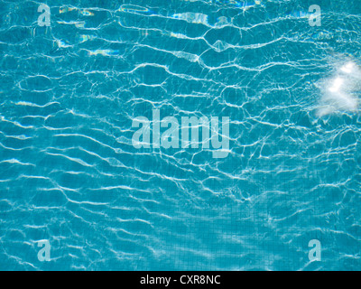 LICHTREFLEKTIERENDE WELLEN UND WASSER IM SCHWIMMBAD. Stockfoto