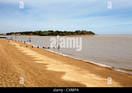 Blick zum Bawdsey Quay vom Strand an der Mündung des Flusses Deben an Felixstowe Fähre Suffolk England Stockfoto