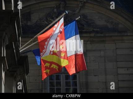 Nationalflagge Frankreichs und die Flagge von Straßburg, Lycée Fustel de Coulanges, vor Rohan-Palast, Straßburg Stockfoto