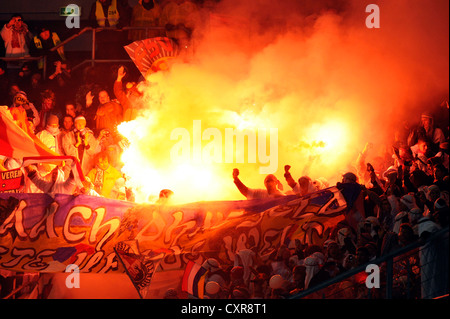 Feuerwerk, Fackeln, Pyrotechnik in den Fanblock Wirsol Rhein-Neckar-Arena, Sinsheim-Hoffenheim, Baden-Württemberg Stockfoto