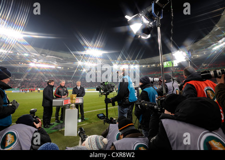 Drücken Sie die TV-Kameras, Fotografen, Sportfotografen, DFB-Pokal vor Jupp Heynckes, Trainer des FC Bayern Muenchen Stockfoto