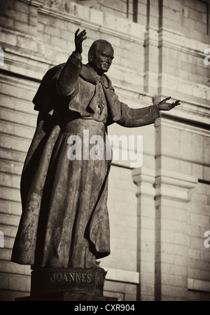 Statue von Papst Johannes Paul II, Denkmal, offenen Armen, Sepia, Vignette, Catedral de Nuestra Señora De La Almudena Kathedrale, Santa Stockfoto