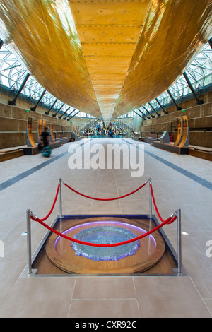 Blick von unterhalb der goldenen Rumpf der Cutty Sark zeigt ein Zentraldisplay abgesperrt. Stockfoto