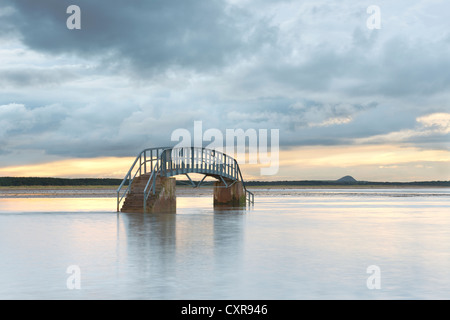 Brücke auf wattflächen im Belhaven Bay. Dunbar, East Lothian, Schottland. Vereinigtes Königreich Stockfoto