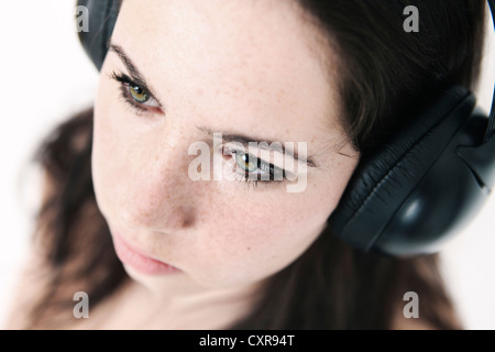 Junge Frau trägt Kopfhörer Stockfoto