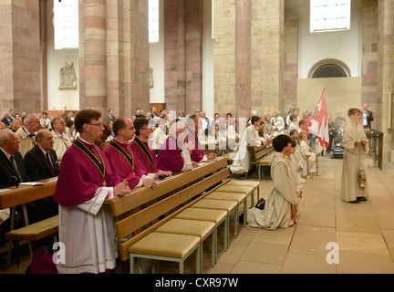 Dienst in der Kirche nach der Kirche Parade am Fest Fronleichnam, Innenansicht, Dom zu Speyer Stockfoto