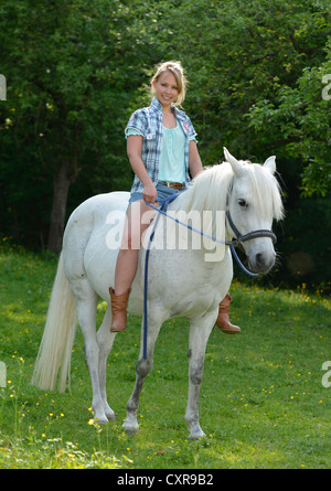 Junge Frau auf Grauschimmel, Gingen, Baden-Württemberg, Deutschland, Europa Stockfoto