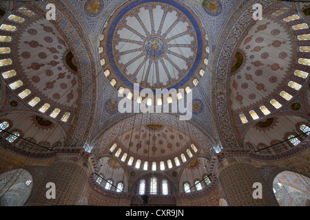 Gewölbten Dach, reich verzierten Kuppeln, Innenansicht, Sultan Ahmed Mosque oder blaue Moschee, Sultanahmet, Altstadt, Istanbul, Türkei Stockfoto