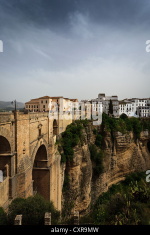 Blick auf die neue Stadt von der Brücke aus dem 18. Jahrhundert über die Tajo-Schlucht Ronda, Spanien Stockfoto