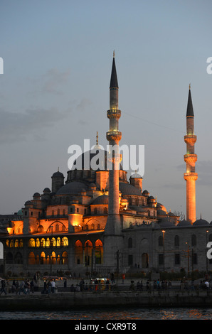 Neue Moschee, Yeni Camii in der Abenddämmerung, Sirkeci, Istanbul, Türkei, Europa, PublicGround Stockfoto