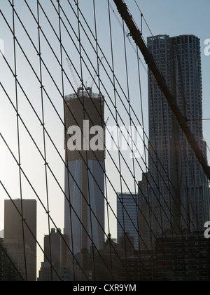 Freedom Tower unter Konstruktion, One World Trade Center, Ansicht von der Brooklyn Bridge, dem Financial District in New York City Stockfoto