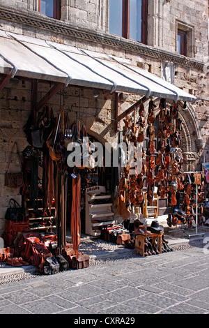 EIN LEDER-SHOP IN DER ALTSTADT VON RHODOS. GRIECHISCHEN INSEL RHODOS. Stockfoto