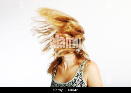 Junge Frau winkt ihr langes Haar, Porträt Stockfoto