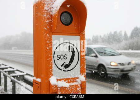 Notruftelefon auf einer Autobahn mit Schnee und Eis im Winter, Deutschland, Europa Stockfoto