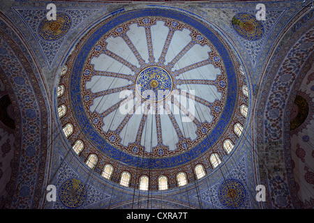 Gewölbten Dach, Kuppeln, Innenansicht des Sultan Ahmed Mosque oder blaue Moschee, Sultanahmet, historischen Viertels dekoriert Stockfoto