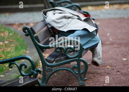 Mann schläft auf einer Bank, Obdachloser Stockfoto