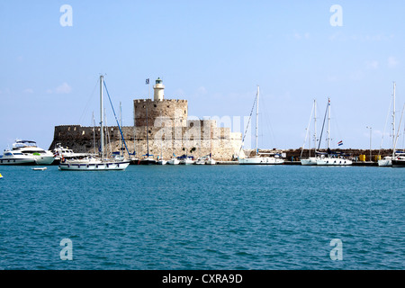 FORT St. Nikolaus steht vor dem Eingang zum MANDRAKI-Hafen auf der griechischen Insel Rhodos. Stockfoto