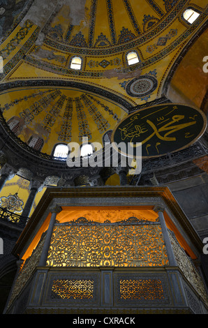Innenansicht, Muezzin Mahfili, Plattform für den Muezzin, Hagia Sophia, Ayasofya, Innenansicht, UNESCO-Weltkulturerbe Stockfoto