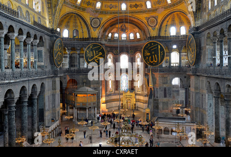 Blick von der Galerie in den Hauptraum, Hagia Sophia, Ayasofya, Innenansicht, UNESCO-Weltkulturerbe, Istanbul, Türkei Stockfoto